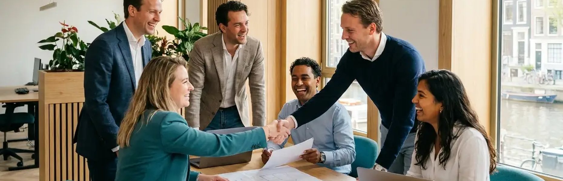 Collega's werken samen in het kantoor van Sterel Notarissen